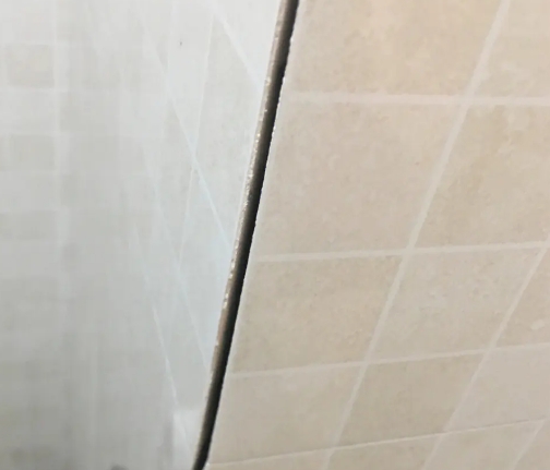 龙沙瓷砖空鼓维修公司分享阳台瓷砖脱落的修复过程可以分为以下几个步骤