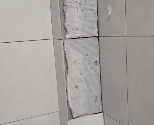 龙沙瓷砖空鼓维修公司分享下瓷砖施工前基层浇水润湿程度不足，可能导致以下问题