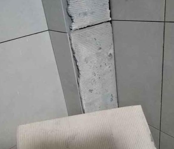 龙沙瓷砖空鼓维修公司分享下厨房瓷砖脱落的补救措施。